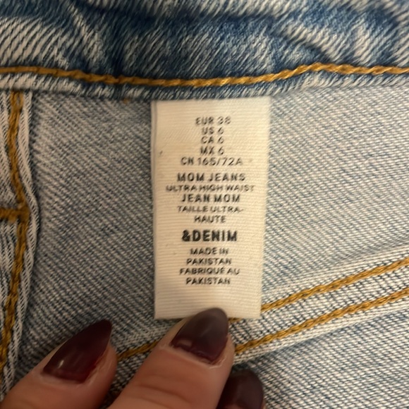 H&M High rise distressed jeans - Picture 7 of 9